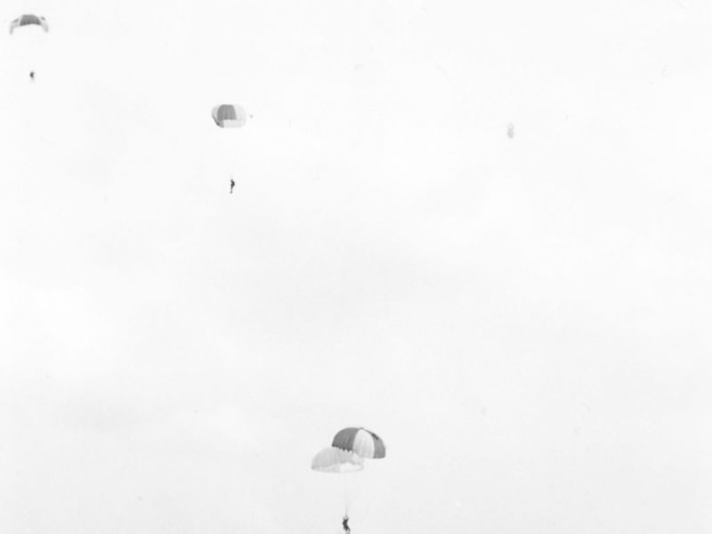 1966 04 Flugtag Fallschirmspringer US Sky Divers 2251